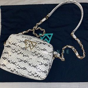 Kelly Wynne Mingle Mingle Mini black and white, excellent condition